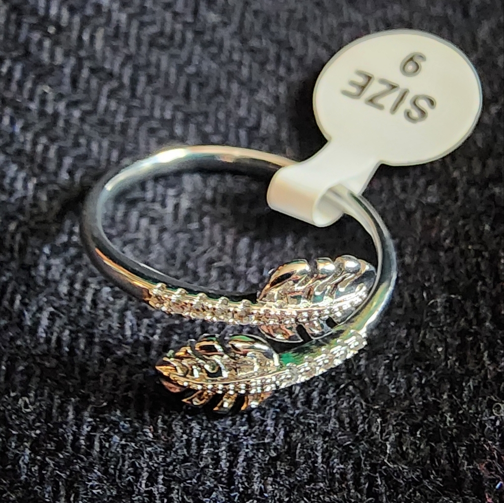 NWT Fragrant Jewels Monstera Leaf Ring